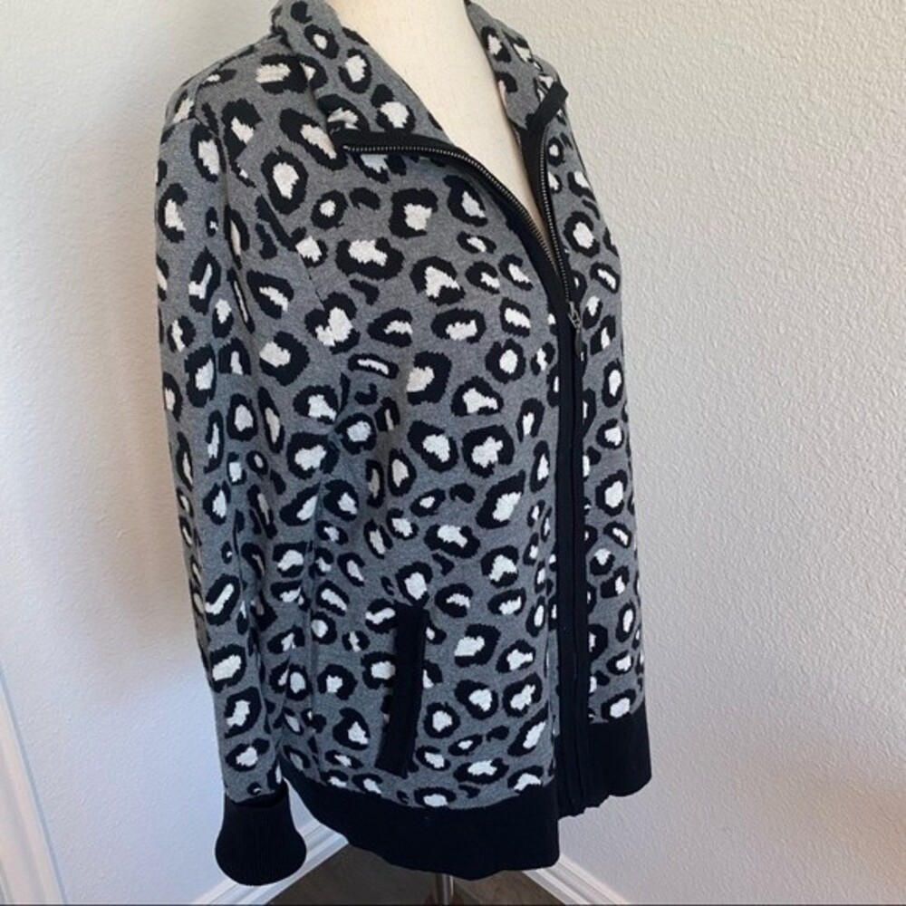 Rachel Zoe Black Silver Gray Animal Print Zip Front 2 Pocket Sweater Jacket M
